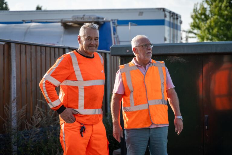 Twee medewerkers van Infra Groep in werkkleding