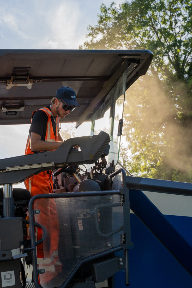 Machinist op de freesmachine bij zonsondergang