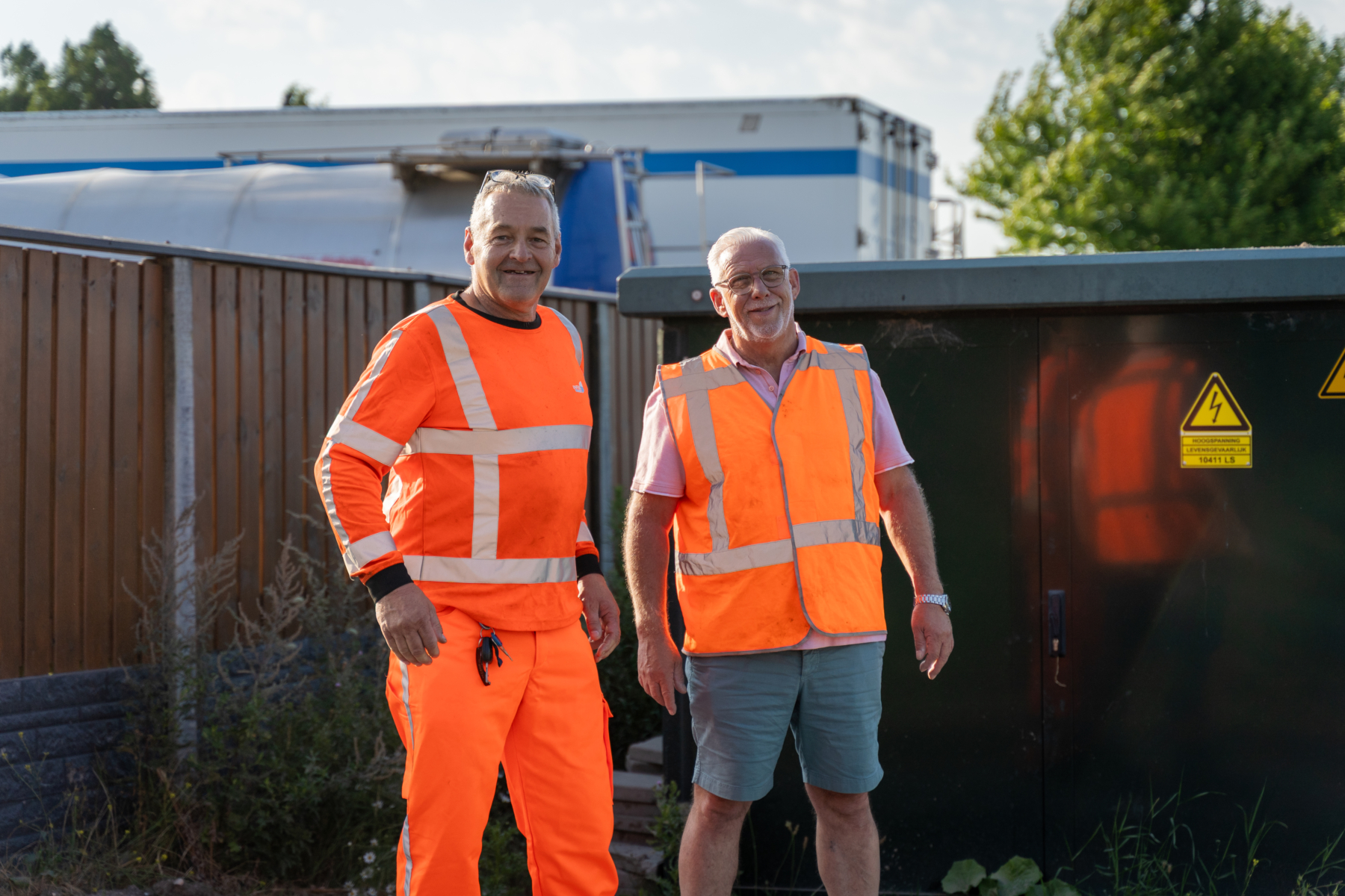 Twee medewerkers van Infra Groep voor het bedrijfspand