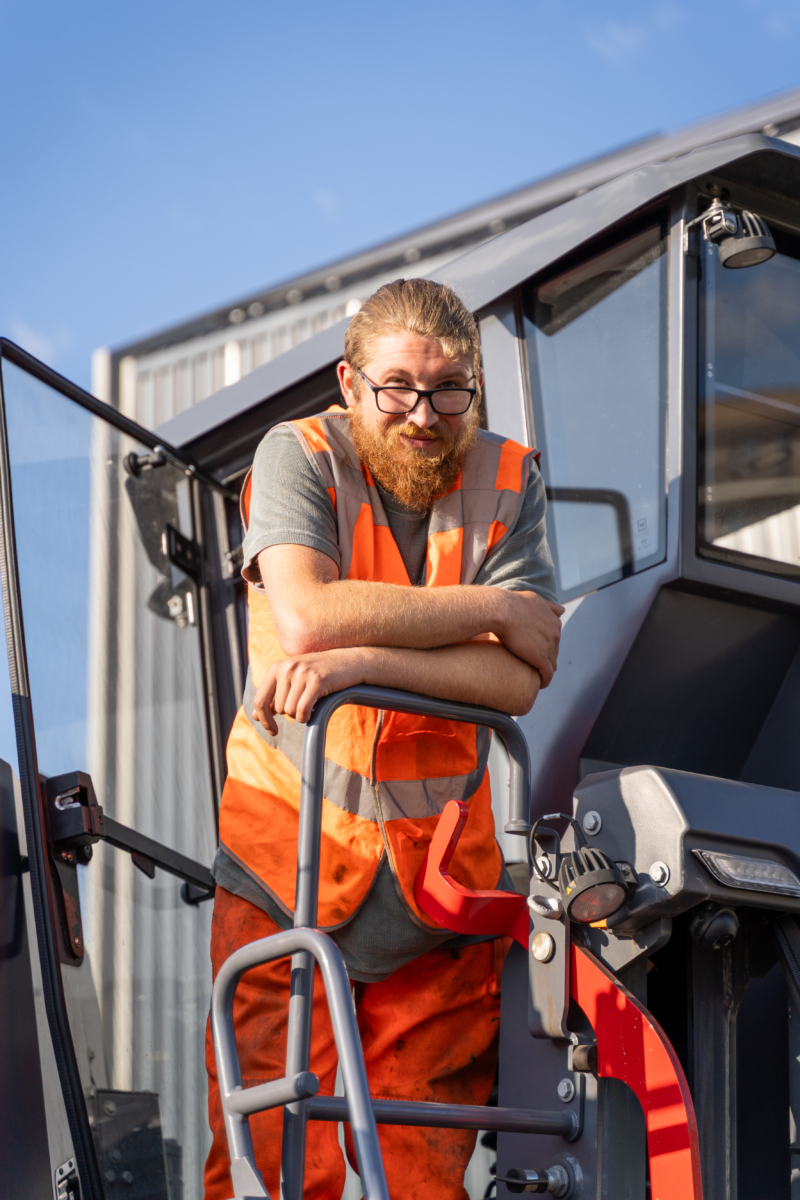 Machinist op het platform van de freesmachine
