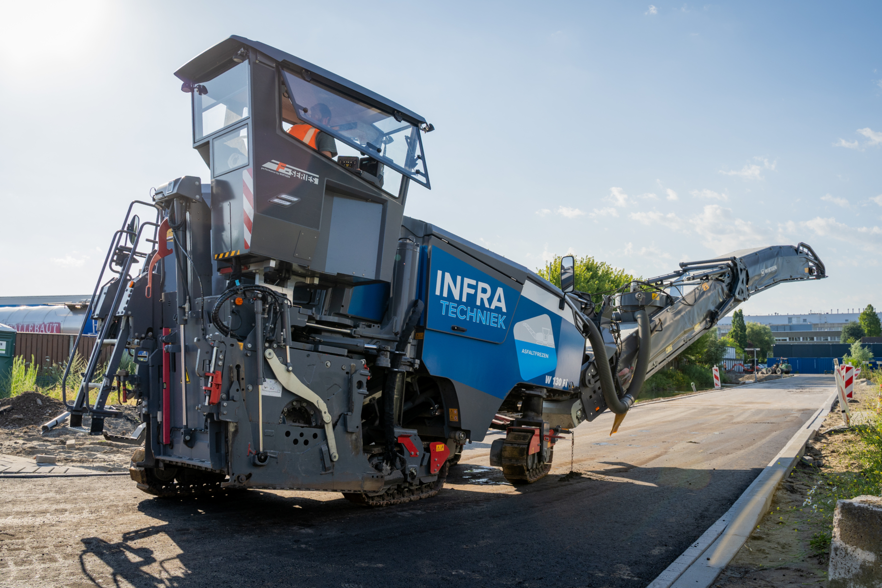 Freesmachine van Infra Techniek op een gefreesde weg