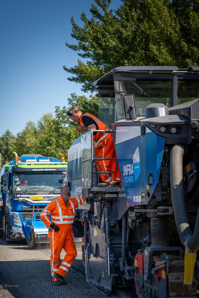 Machinisten bij de freesmachine en vrachtwagen