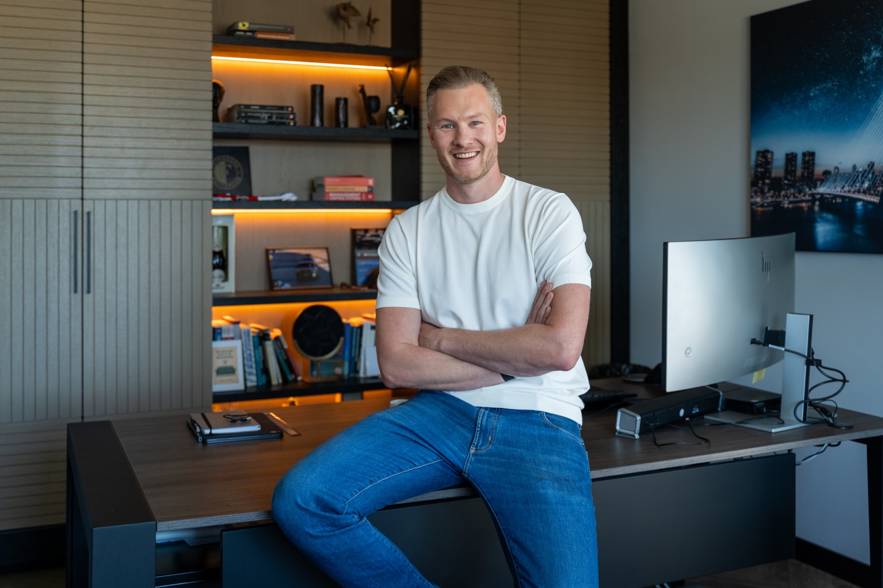 Medewerker op kantoor aan zijn bureau