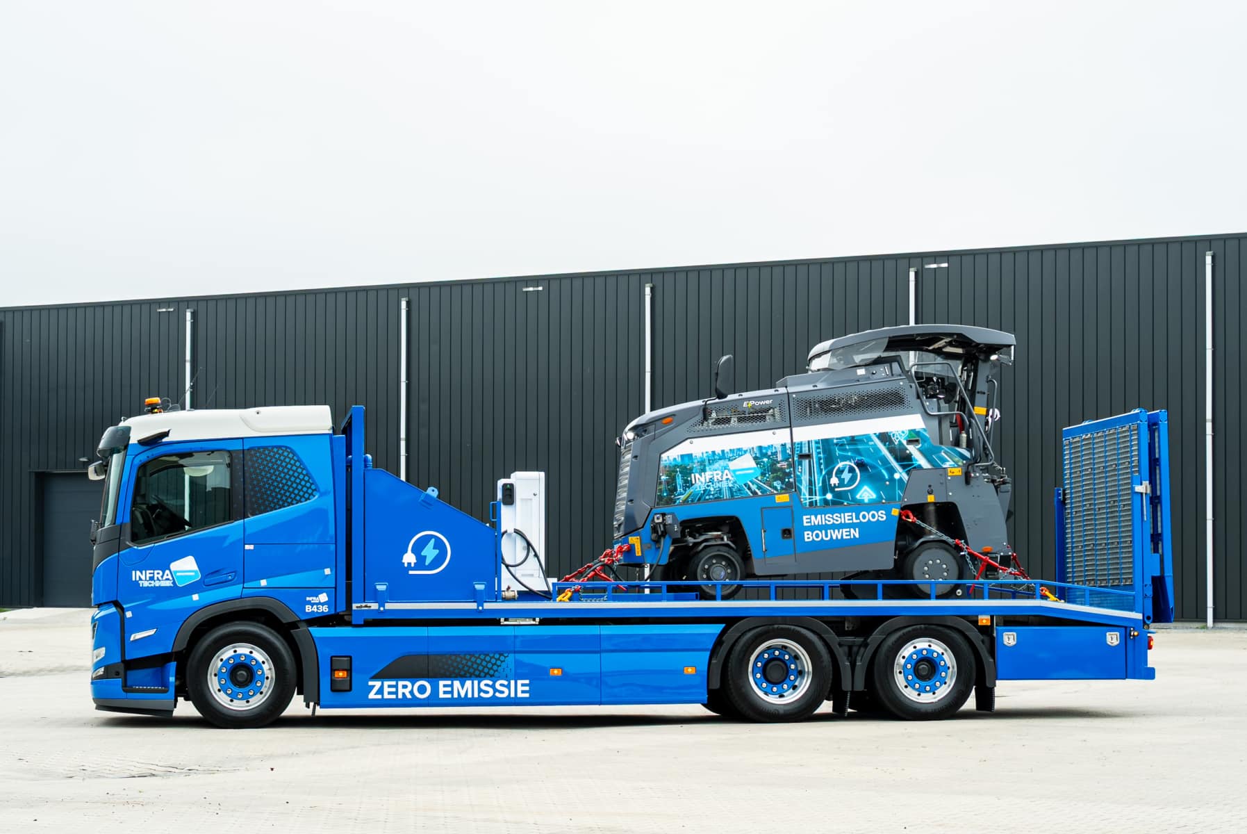 Elektrische vrachtwagen met een elektrische freesmachine op de oplegger